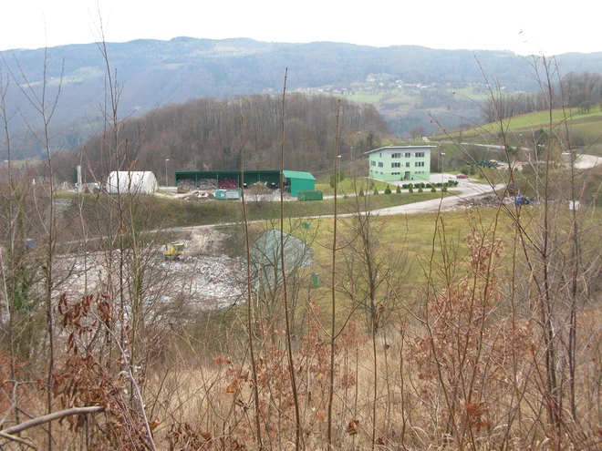 Na deponiji Unično, kjer ima sedež Ceroz, se krešejo iskre. FOTO: Polona Malovrh