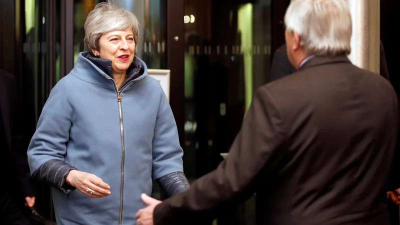 Fotografija: Premierka Mayeva je bila pred odločilnim glasovanjem o brexitu na plodnih pogovorih pri predsedniku evropske komiisje Junckerju. FOTO: Vincent Kessler/Reuters