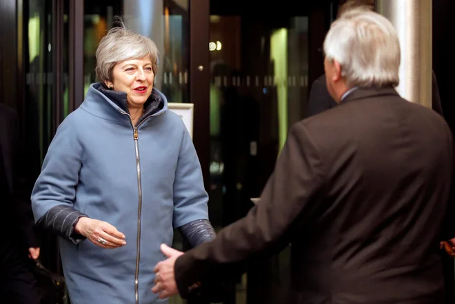 Premierka Mayeva je bila pred odločilnim glasovanjem o brexitu na plodnih pogovorih pri predsedniku evropske komiisje Junckerju. FOTO: Vincent Kessler/Reuters