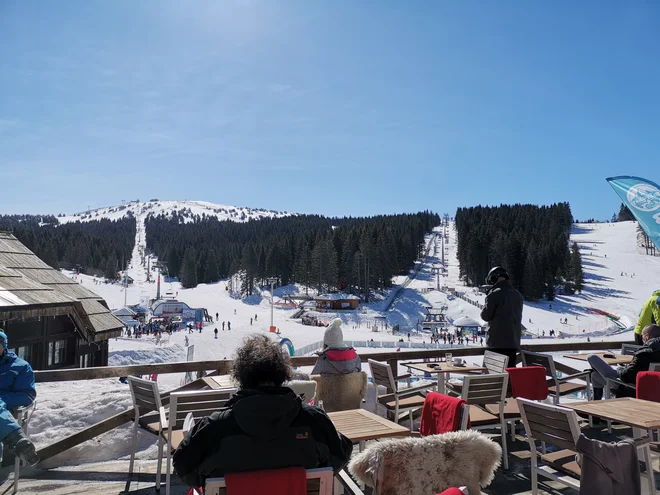 Številne možnosti za počitek in uživanje s pogledom na smučišče. Kljub množici smučarjev na žičnicah in na 62 kilometrih prog ni gneče.