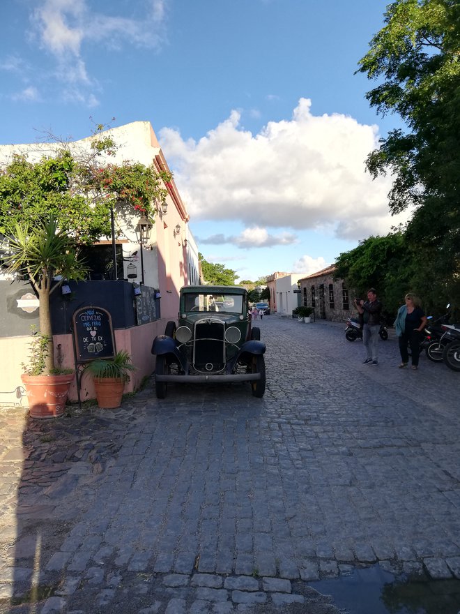 Urugvajsko sproščeno atmosfero ljubko dopolnjujejo starinski avtomobili. FOTO: Katja Miklavčič