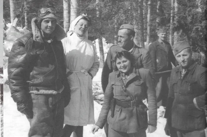 Eno najbolj znanih fotografij zavezniških letalcev, ki so se zdravili v partizanskih bolnišnicah, je v prvi polovici leta 1944 posnel dr. Janez Milčinski - Peter. Na fotografiji je del osebja bolnišnice Zgornji Hrastnik z ameriškim pilotom Robertom V. Gla