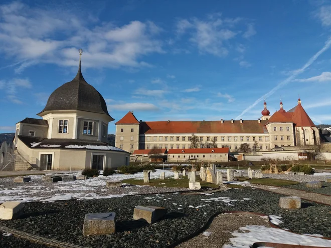 Vrt pomagajo urejati tudi domačini. FOTO: Helena Kocmur