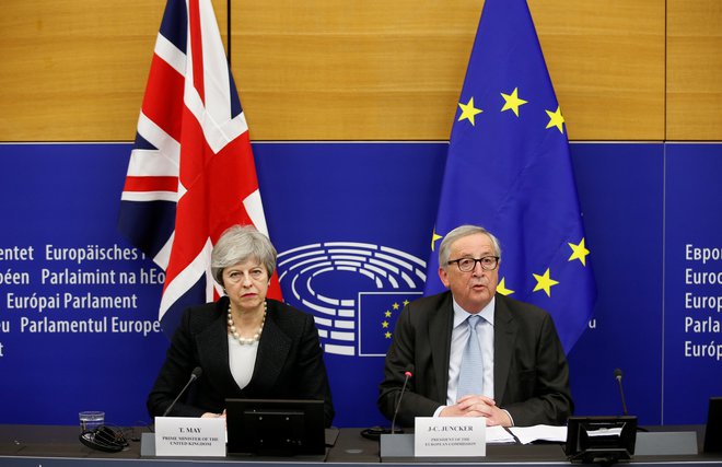Britanska premierka Theresa May in predsednik evropske komisije Jean-Claude Juncker med polnočno tiskovno konferenco v Strasbourgu. FOTO: Vincent Kessler/Reuters