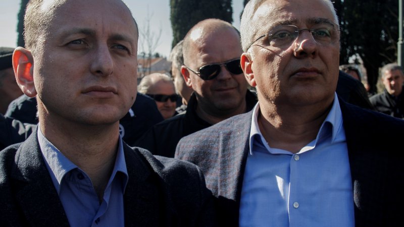 Fotografija: Voditelja Demokratske fronte Milan Knežević (levo) in Andrija Mandić sta na zatožni klopi zaradi obtožb o vpletenosti v poskus državnega udara. FOTO: Stevo Vasiljević/Reuters
