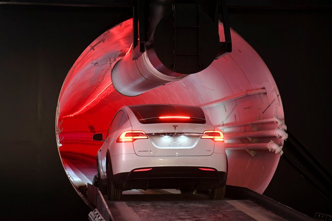 Najbolj vroča tema so trenutno baterijski električni modeli avtomobilov, morebiti tudi zaradi stalnih novic o Tesli - na sliki Tesla Model X . FOTO: Reuters