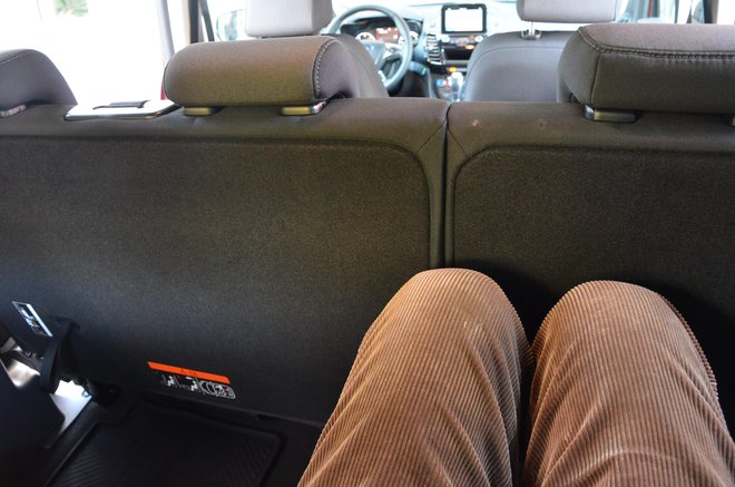 V tretji vrsti lahko sprejemljivo sedi tudi odrasel potnik, seveda za kako krajšo vožnjo.<br />
Foto Gašper Boncelj