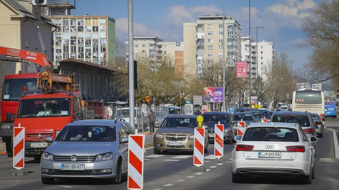 Druga neprijetnost, ki jo na naših cestah vsakodnevno srečujemo, so pogreznjeni kanalizacijski in vodovodni jaški. FOTO Jože Suhadolnik