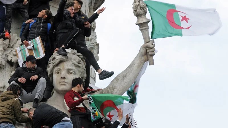 Fotografija: Popravki ne bodo dovolj. Protestniki zahtevajo celosten remont. FOTO: Philippe Wojazer/Reuters