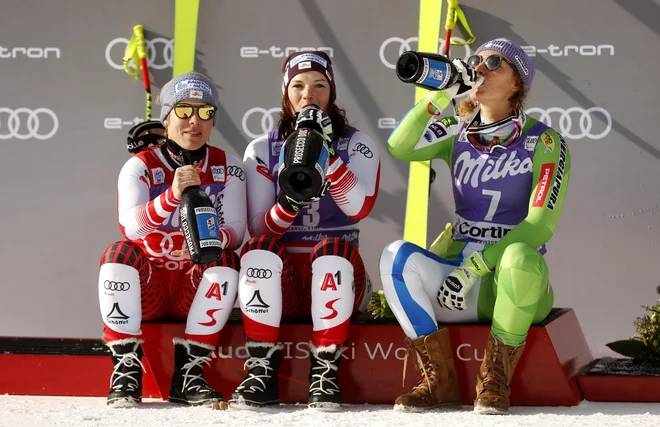 Ilka Štuhec se je januarja v Cortini d'Ampezzo veselila stopničk z Avstrijkama Nicole Schmidhofer in Ramono Siebenhofer. Ker se je pozneje poškodovala, se bosta za smukaški globus danes pomerili sami. Mariborčanko te dni čaka pregled poškodovanega kol