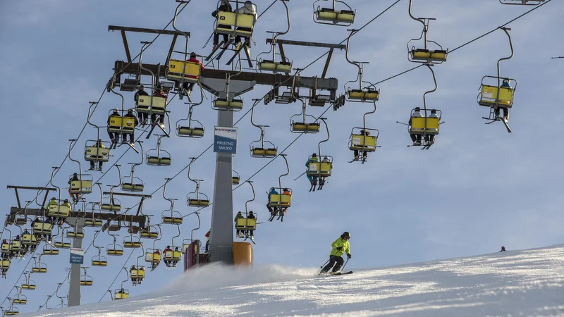 Fotografija: Krvavec je v tej zimi doslej gostil dobrih 157.000 smučarjev. Foto Matej Družnik/delo