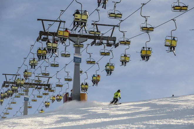 Krvavec je v tej zimi doslej gostil dobrih 157.000 smučarjev. Foto Matej Družnik/delo