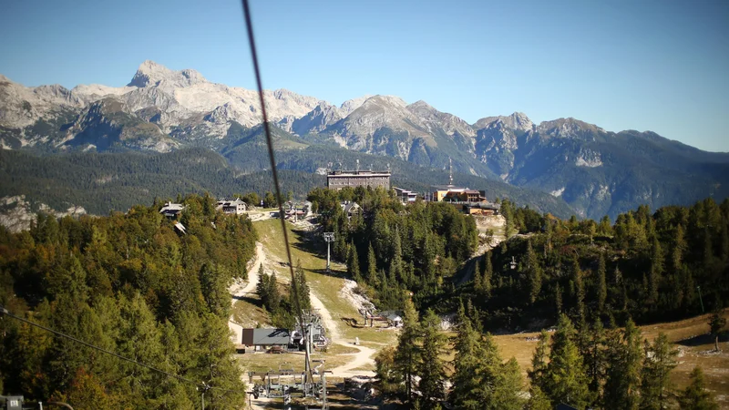 Fotografija: Ski hotel Vogel stoji na markantnem kraju nad Bohinjskim jezerom. Iz sob na jezerski strani se odpira veličasten pogled na Triglavovo skupino Julijcev. FOTO: Jure Eržen