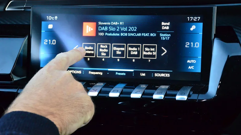 Fotografija: Digitalni radio je v avtomobilih vse bolj razširjen, a je zanj večinoma še vedno treba doplačati. Omogoča boljši zvok in včasih tudi dodatne storitve. Foto Gašper Boncelj
