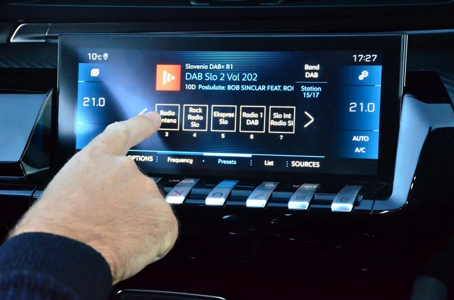 Digitalni radio je v avtomobilih vse bolj razširjen, a je zanj večinoma še vedno treba doplačati. Omogoča boljši zvok in včasih tudi dodatne storitve. Foto Gašper Boncelj