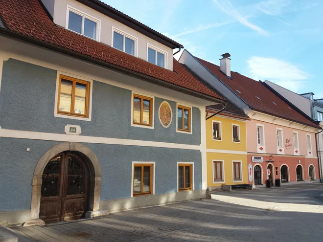 Delček glavne ulice v mestecu ob vznožju Petelinjega grebena. FOTO: Helena Kocmur