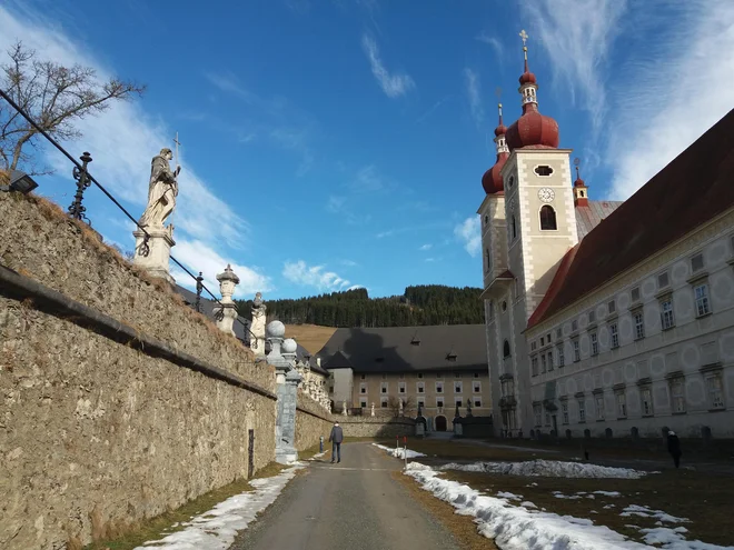 Benediktinski samostan je eno najmogočnejših poslopij na avstrijskem Štajerskem. FOTO: Helena Kocmur
