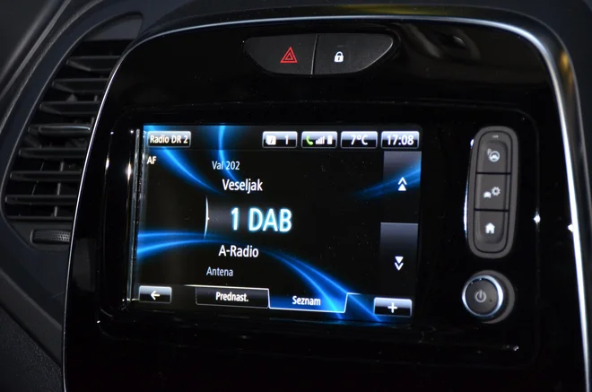 Renault je za zdaj edina znamka, ki v Sloveniji ponuja digitalni radio standardno. Foto Gašper Boncelj