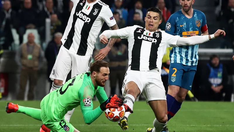 Fotografija: Kako neprijetnih 90 minut bo čakalo Jana Oblaka, je Cristiano Ronaldo napovedal že v 2. minuti, ko je šel »na polno« v našega vratarja. FOTO: AFP