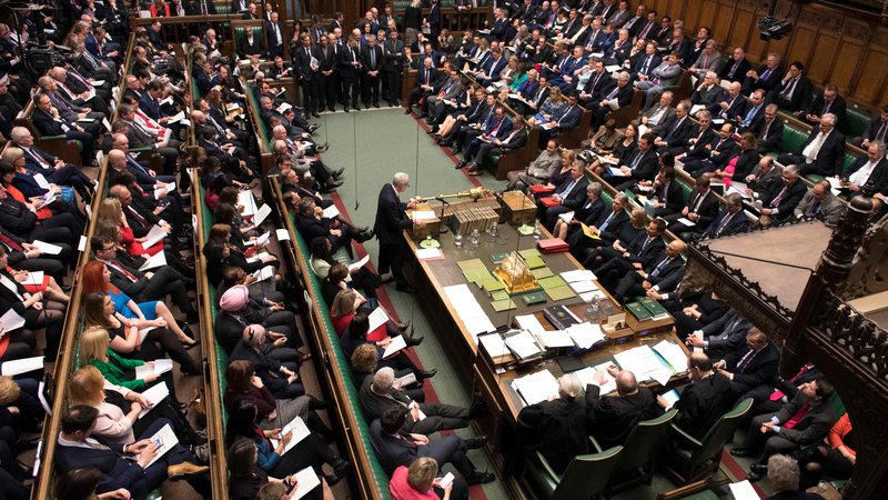 Fotografija: Odločitev britanskega parlamenta je za vlado neobvezujoča, hkrati pa sama po sebi ne spreminja ničesar. FOTO: AFP