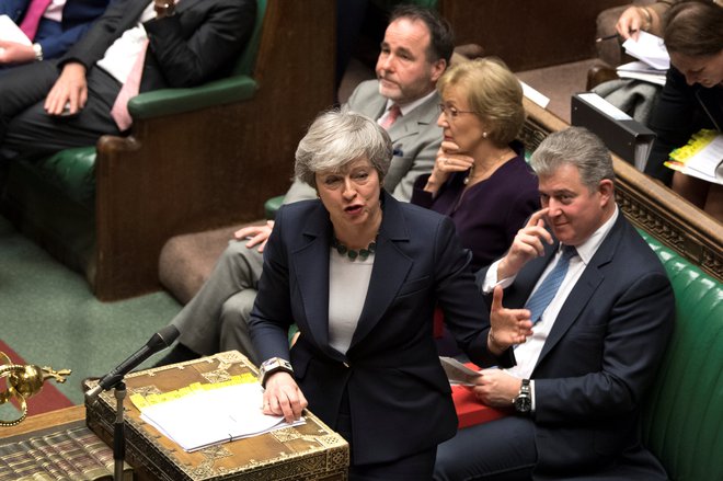 Britanska premierka Theresa May nagovarja poslance v britanskem parlamentu. FOTO: Reuters
