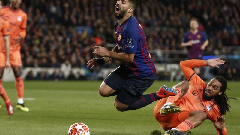 Fotografija: Luis Suarez je za prvi gol Barcelone, po katerem je nadzirala igro, prelisičil glavnega sodnika in VAR ter izsilil enajstmetrovko. FOTO: AFP