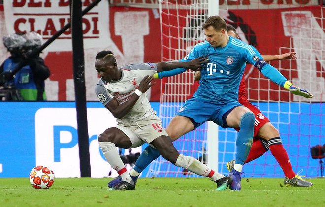 Sadio Mane je virtuozno oporavil z Bayernovium vratarjem Manuelom Neuerjem za angleško vodstvo, nato pa je še potrdil zmago Liverpoola. FOTO: Reuters