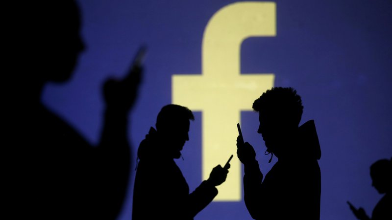Fotografija: Ste opazili nedelovanje facebooka in instagrama? FOTO: Dado Ruvic/Reuters