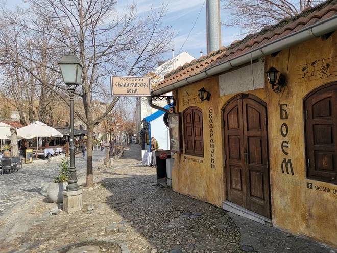 Znamenita Skadarlija nasproti Bajlonijeve tržnice. Fotografiji Milena Zupanič