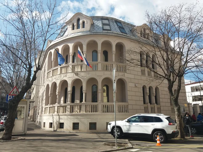 Na Dorćolu, v neposredni bližini Bajlonijeve tržnice, je tudi slovensko veleposlaništvo.