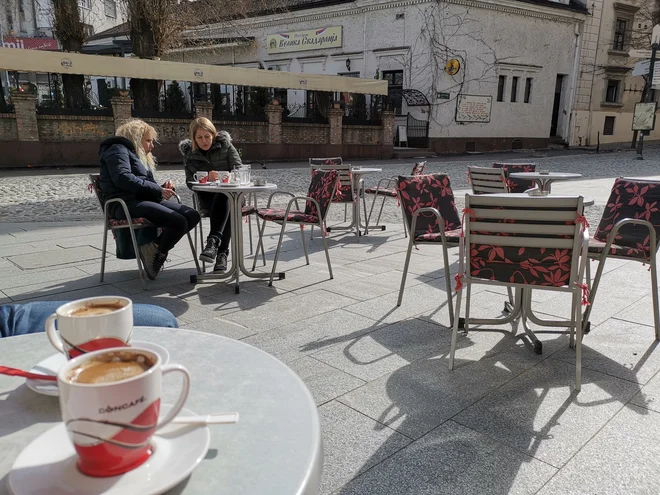 Na vhodu v znamenito Skadarlijo s pogledom na nekdanjo Bajlonijevo pivnico, zdaj restavracijo Skadarlija. Fotografije Milena Zupanič