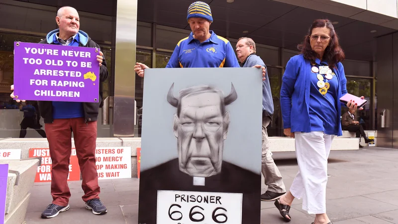 Fotografija: Avstralski kardinal George Pell, nekdaj tretji mož v vatikanski hierarhiji, je bil v Avstraliji zaradi spolne zlorabe dveh dečkov obsojen na šestletno zaporno kazen. Pellu, ki je vseskozi vztrajal pri tem, da je nedolžen, je grozilo do 50 let zapora. Za pogojni izpust bo lahko zaprosil, ko bo za rešetkami prebil vsaj tri leta in osem mesecev. Napovedal je, da se bo na sodbo pritožil. Sodišče bo pritožbo obravnavalo junija. FOTO: William West/AFP