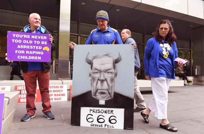Avstralski kardinal George Pell, nekdaj tretji mož v vatikanski hierarhiji, je bil v Avstraliji zaradi spolne zlorabe dveh dečkov obsojen na šestletno zaporno kazen. Pellu, ki je vseskozi vztrajal pri tem, da je nedolžen, je grozilo do 50 let zapora. Za pogojni izpust bo lahko zaprosil, ko bo za rešetkami prebil vsaj tri leta in osem mesecev. Napovedal je, da se bo na sodbo pritožil. Sodišče bo pritožbo obravnavalo junija. FOTO: William West/AFP