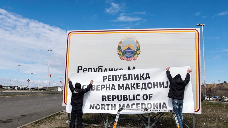 Fotografija: Vlada je sporočila, da bo v prihodnjih štirih mesecih 136 institucij, ki jih financira država, prilagodila svoje nazive novemu imenu Severna Makedonija. FOTO: Robert Atanasovski/AFP