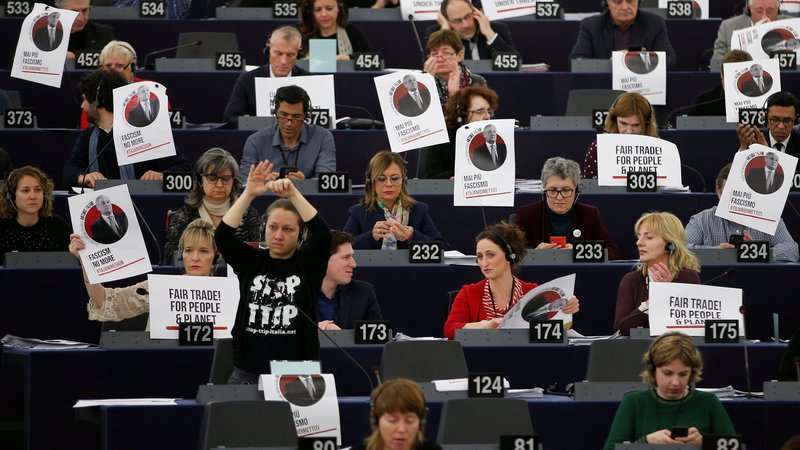 Fotografija: Nekateri evropski parlamentarci so danes zasedali z listi s Tajanijevimi fotografijami in napisi Nikoli več fašizem v različnih jezikih. FOTO: Vincent Kessler/Reuters