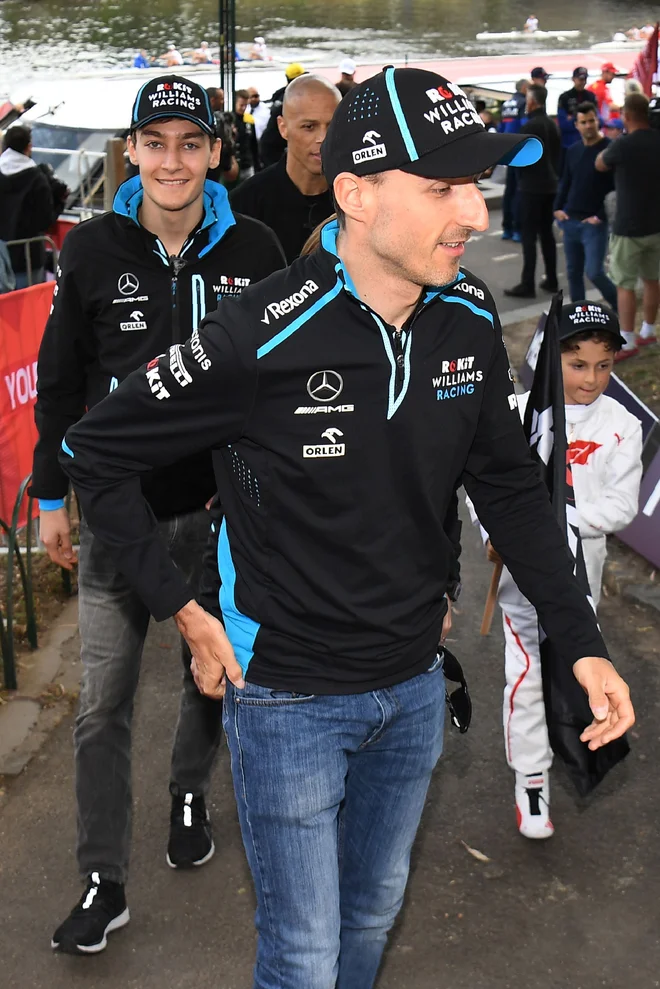 Robert Kubica nima moči v desni roki, zato je moral spremeniti slog vožnje, skupaj z angleškim upom Georgeom Russlom (zadaj) želi Williamsu utreti pot navzgor. FOTO AFP