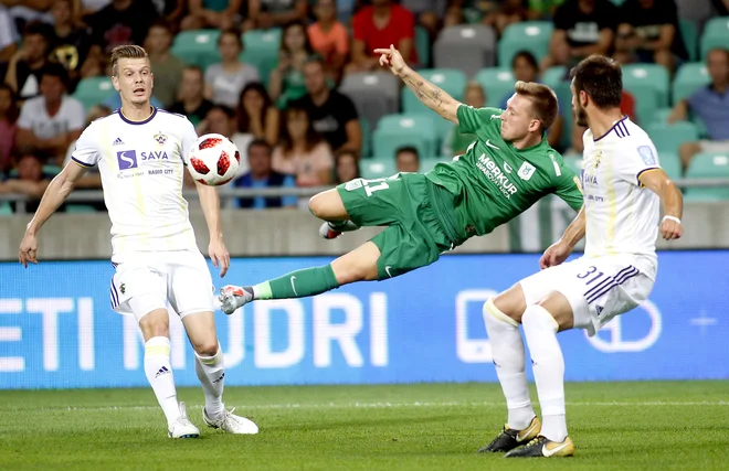 Eden od dveh Mariborčanov v Olimpijinem dresu Matic Črnic je bil v prvem derbiju sezone &raquo;le&laquo; atraktiven. FOTO: Roman Šipić/Delo