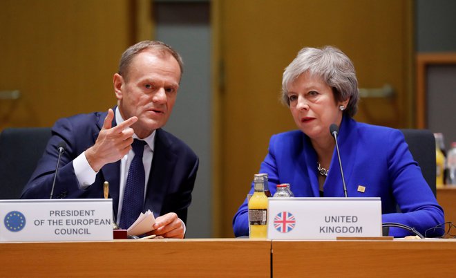 Predsednik evropskega sveta Donald Tusk in britanska premierka Theresa May. FOTO: Olivier Hoslet/Pool via REUTERS