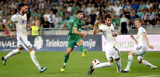 Rok Kronaveter je bil osmoljenec v Stožicah, saj je zgrešil kazenski strel pri 0:1. FOTO: Roman Šipić/Delo