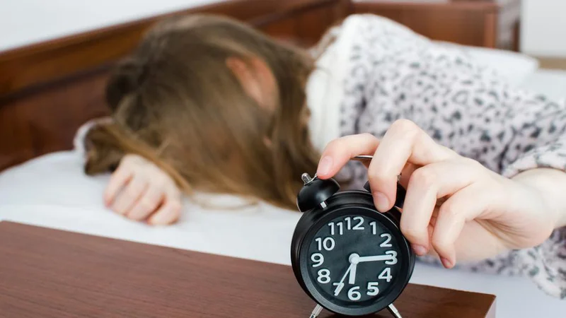 Fotografija: Izredno pomembno je, da imamo ustaljen urnik, da se torej v posteljo odpravimo vsak dan ob enaki uri in spimo enako dolgo. FOTO: Shutterstock
