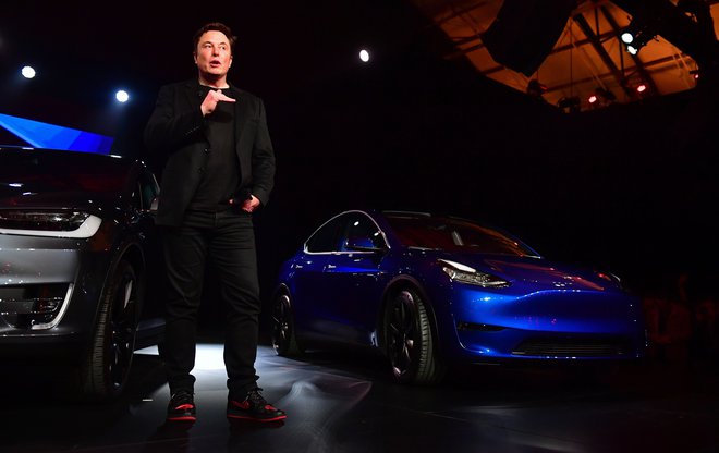 Tako kot vselej doslej, je tudi tokratnega novinca predstavil Teslin šef Elon Musk.