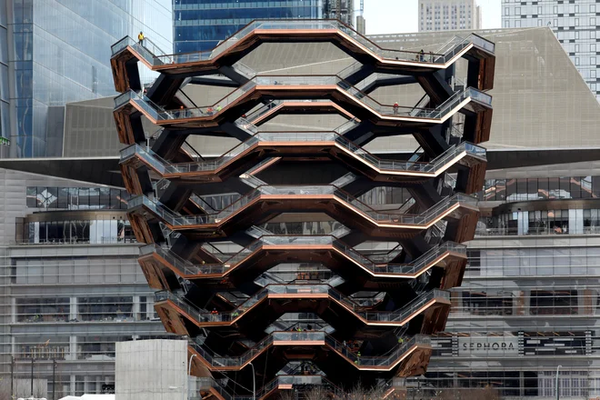 Plovilo (The Vessel), zgradba, ki jo je britanski oblikovalec Thomas Heatherwick, je v središču kompleksa Hudson Yards, ki se odpira prav danes. FOTO: Mike Segar/Reuters