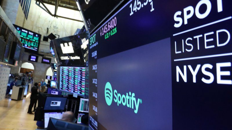 Fotografija: Spotify v pritožbi proti Applu navaja, da ta v korist svoje aplikacije za prenos glasbe omejuje tekmece. Foto Reuters