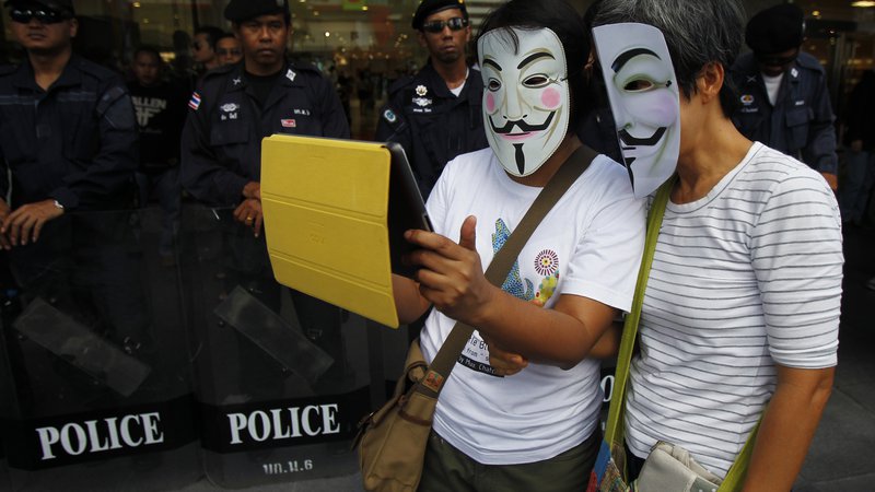 Fotografija: Protestnika na ulicah Bangkoka: vsebine na svetovnem spletu vse bolj nadzira vojaška vlada. FOTO: Reuters