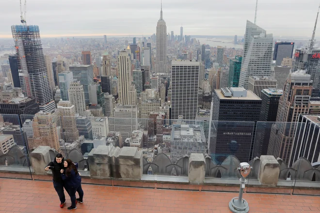 Razgled iz ploščadi Top of the Rock na Rockfeller nebotičniku. FOTO: Lucas Jackson/reuters