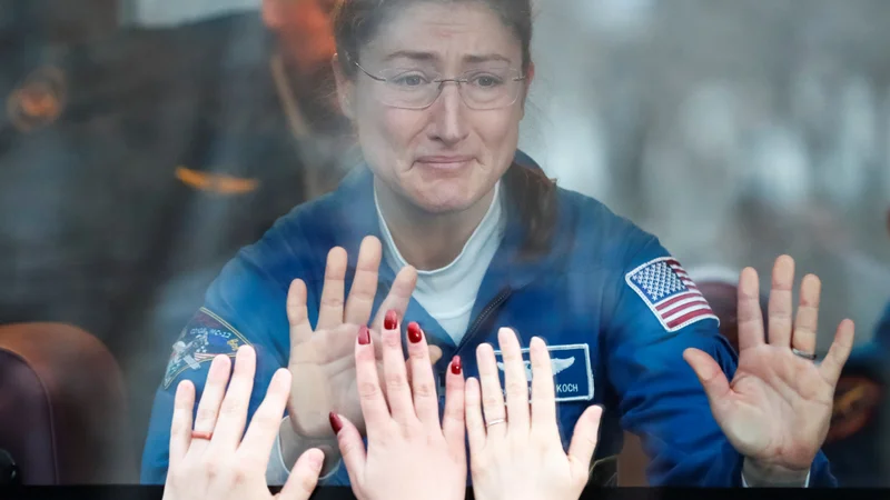 Fotografija: Članica posadke mednarodne vesoljske postaje (ISS) Christina Koch iz ZDA se v avtobusu poslavlja od najbližjih pred poletom na kozmodru Baikonur vKazahstanu. Foto Shamil Zhumatov Reuters