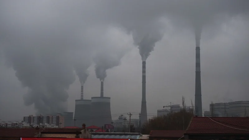 Fotografija: Med največjimi proizvajalci toplogrednih plinov so termoelektrarne na premog, kakršna stoji v mestu Datong v provinci Shanxi na severu Kitajske. Foto AFP