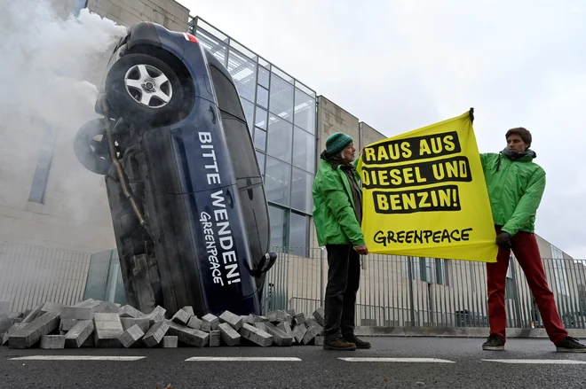 Najbrž najbolj znana okoljevarstvena organizacija Greenpeace slovi po aktivističnih akcijah. Ta teden so eno, s katero so pozivali h koncu uporabe dizelskega goriva in bencina, pripravili tudi pred kanclerskim uradom v Berlinu. Foto AFP