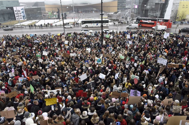 Mladi na protestu v Helsinkih. FOTO: Lehtikuva/Reuters