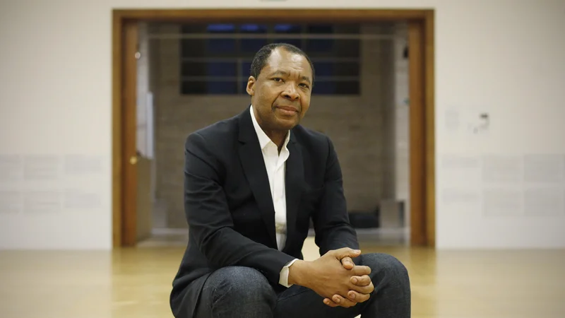 Fotografija: Okwui Enwezor je v Ljubljani sodeloval na srečanju, ki ga je pripravila Moderna galerija z Društvom Igor Zabel in Fundacijo ERSTE. FOTO: Leon Vidic/Delo